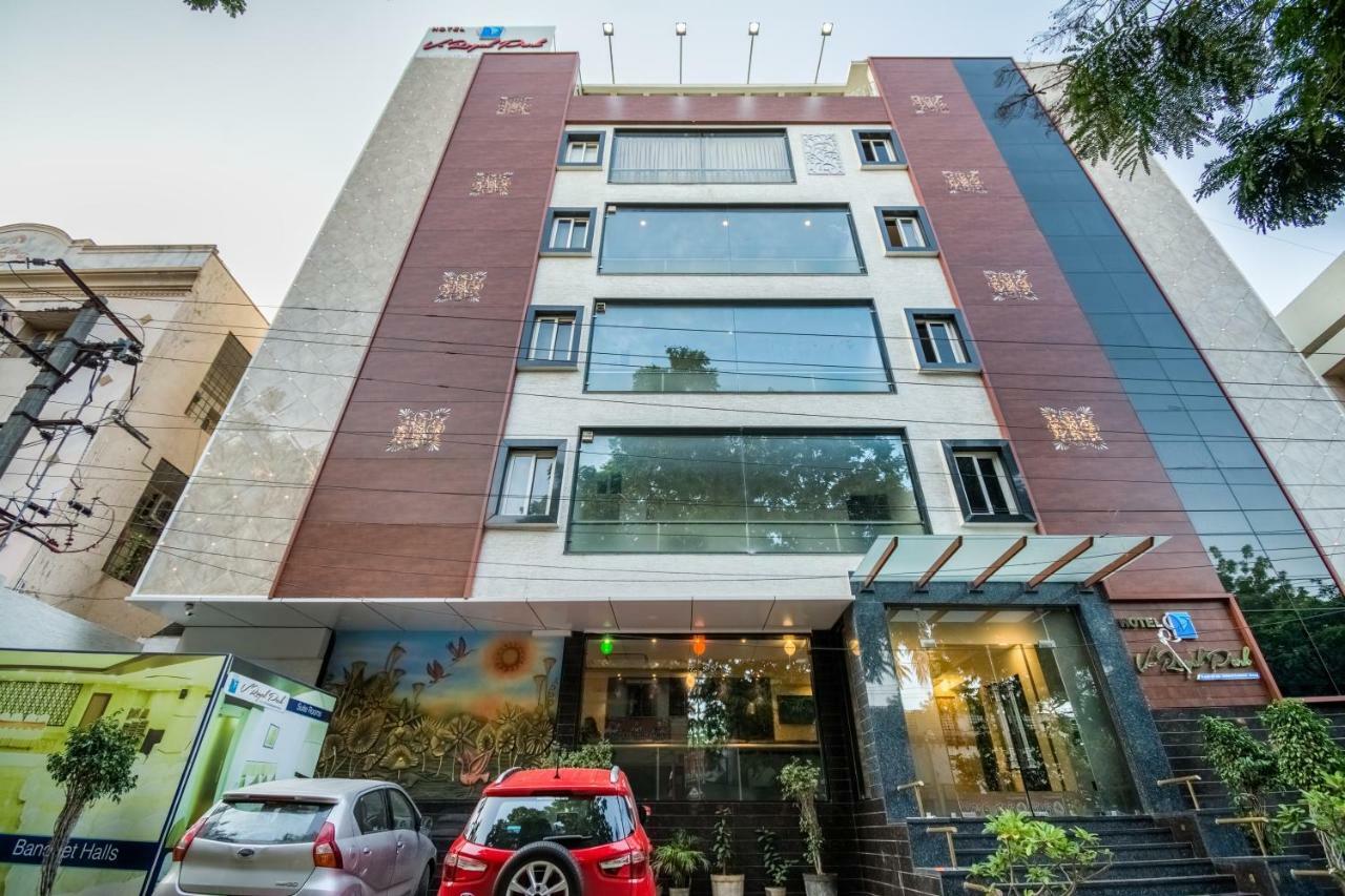 Hotel V Royal Park Гунтур Екстер'єр фото
